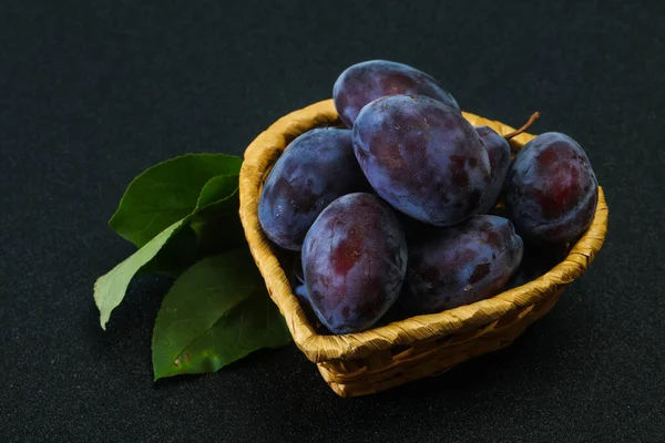 Coapte Grămadă Prune Coș Frunze — Fotografie, imagine de stoc