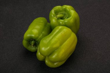 Üç yeşil çan sulu biber pişirmeye hazır.