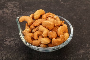 Kavrulmuş kaju yığını kasede