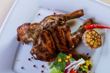 Tavuk budu ve salata karışımı.