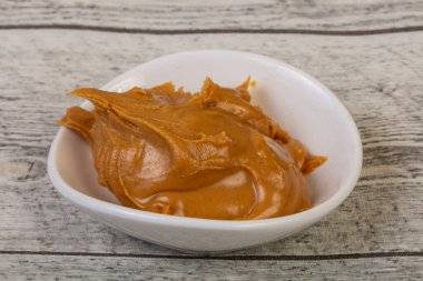 Lezzetli fıstık ezmesi kase