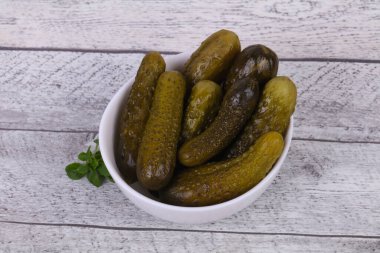 Kâsede fesleğen servis edilen salatalık yığını.