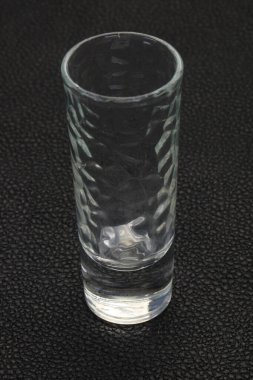 Boş bardak fincan siyah arka plan üzerinde