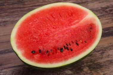 Olgun tatlı sulu karpuzun yarısı 