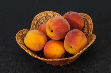 Tahta sepetteki olgun şeftali yığını