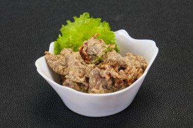 Kremalı ve kuru domatesli tavuk ciğeri kekik servis edildi.