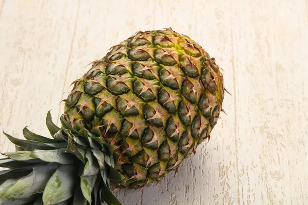 Ananas Fresco Maturo Sullo Sfondo Legno — Foto Stock