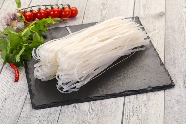 Fideos Arroz Crudos Servidos Con Hojas Cilantro —  Fotos de Stock