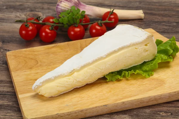 Triángulo Queso Brie Servido Ensalada Hojas —  Fotos de Stock