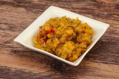 Salatalık ve hardal tohumlu sos.