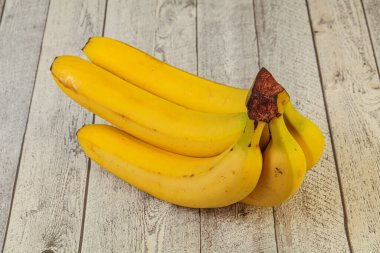 Arkaplanda tatlı bir muz yığını