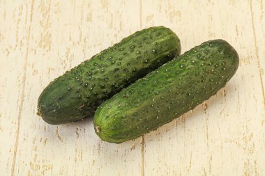 Arka planda iki salatalık var.