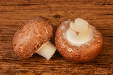 Arka planda Lezzetli Çiğ Kahverengi Şampiyonlar