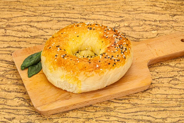 Sıcak Lezzetli Özbek Ekmeği Atıştırmaya Hazır — Stok fotoğraf