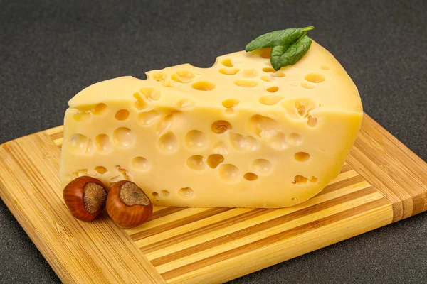 Formaggio Maasdam Triangolo Giallo Latte Con Fori — Foto Stock