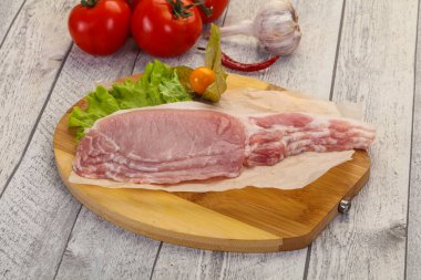 Çiğ domuz pastırması pişirmeye hazır.