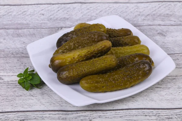 Pepinos Escabeche Montón Tazón Servido Hojas Albahaca — Foto de Stock