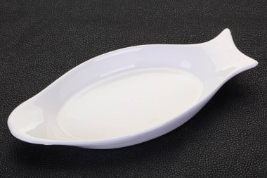 Boş seramik kase siyah arka plan üzerinde