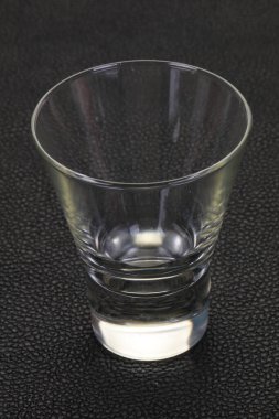 Boş bardak fincan siyah arka plan üzerinde