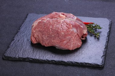 Pişirmek için bir parça et.