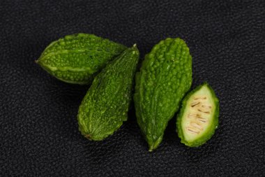 Tropikal egzotik sebze-acı kavun yığını