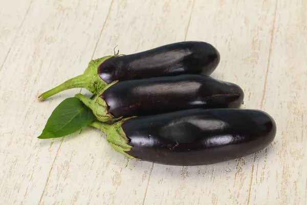 Peu Aubergines Mûres Savoureuses Sur Fond Bois — Photo