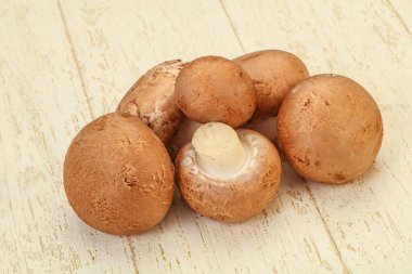 Arka planda Lezzetli Çiğ Kahverengi Şampiyonlar