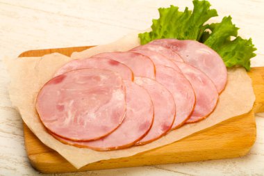 Salata yapraklı dilimlenmiş sosis.