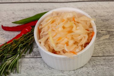 Salamura lahana - kekik ve biberiye ile lahana turşusu