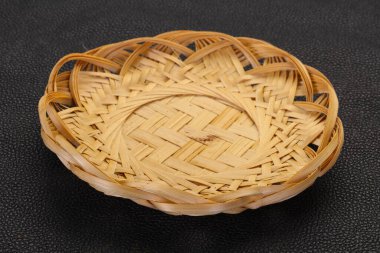 Boş hasır kase siyah arka plan üzerinde