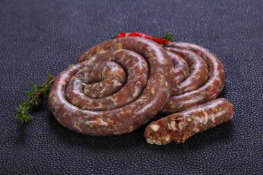 Ham kuzu sosis ızgara için hazır