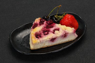 Kirazlı cheesecake çilekli ve naneli.