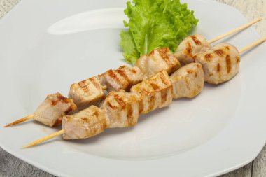 Izgara domuz şişi salata yaprakları servis edildi.