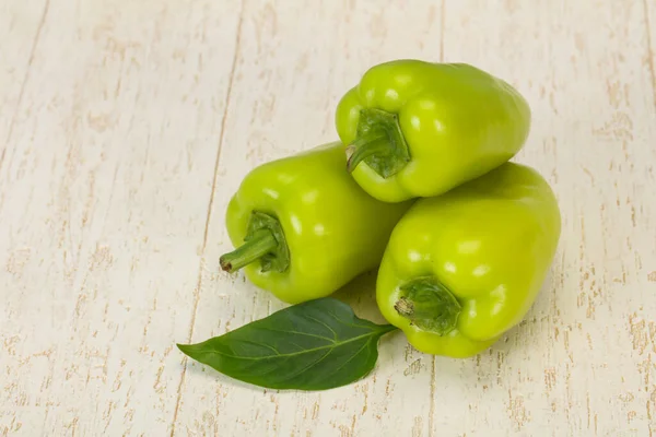 Rijpe Groene Paprika Houten Achtergrond — Stockfoto