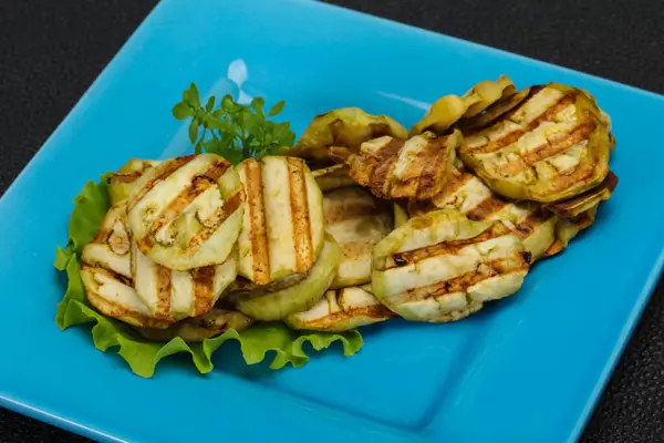 Gegrilde Aubergine Plakjes Geserveerd Basilicum Salade Bladeren — Stockfoto