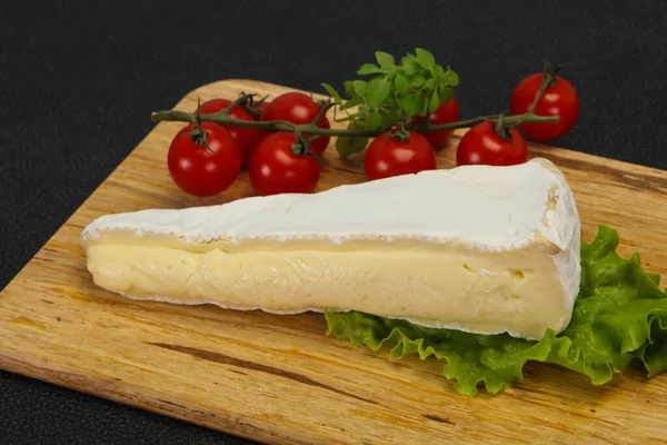 Triângulo Queijo Brie Servido Folhas Salada — Fotografia de Stock