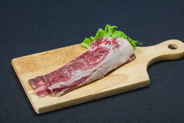 生牛肉熏肉配木板沙拉和百里香 — 图库照片
