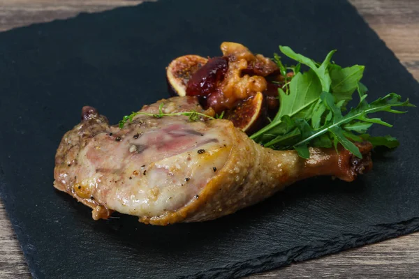 Torréfié Canard Jambe Avec Prune Figue Pomme — Photo