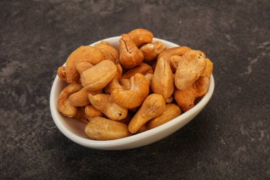 Kavrulmuş kaju yığını kasede