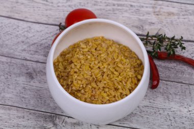 Dolapta çiğ altın bulgur, domates ve sarımsaklı. 