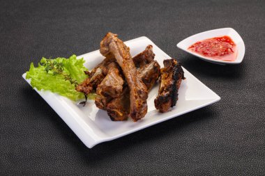 Kavrulmuş domuz kaburga sos ile