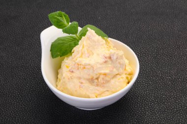 Nane yaprağı servis edilmiş kayısı ile kaymak.