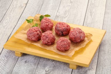 Ahşap zemin üzerinde çiğ köfte pişirmeye hazır.