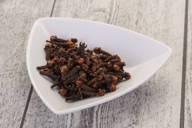 Kase kuru karanfil tohumları