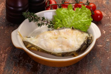 Salata yapraklı fırında kurt bifteği.