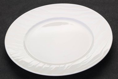 Siyah arkaplan üzerine boş beyaz tabak