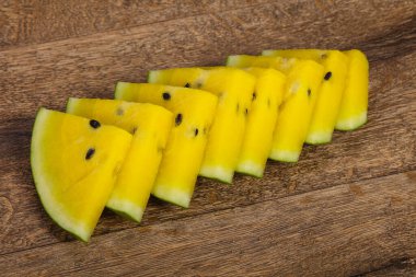 Dilimlenmiş tatlı lezzetli sarı olgun karpuz