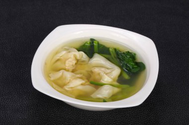 Bitki ve baharatlı geleneksel Asya Wonton çorbası.