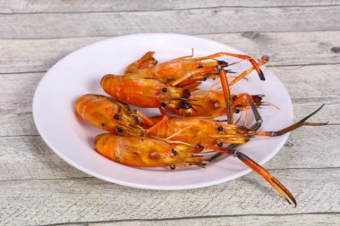 Plakada ızgara Asya su karidesi