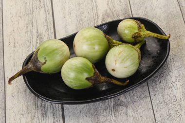 Asyalı küçük yeşil patlıcan - pişirmeye hazır